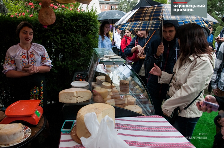 У Чернівцях пройшов фестиваль сиру та вина
