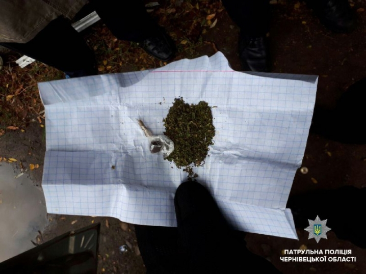 За день чернівецькі патрульні знайшли наркотики у трьох громадян