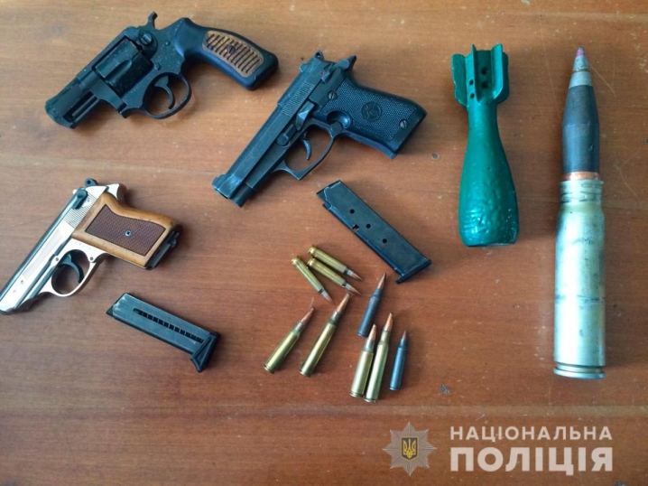 Багнет-ножі, револьвери і рушниці – буковинці добровільно здають до поліції зброю