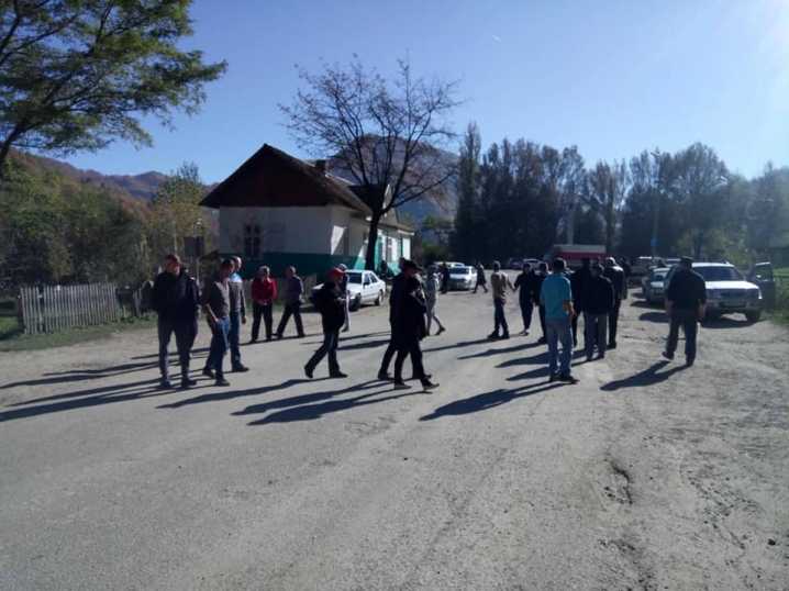 Перекриття триває третю добу – люди блокують рух на дорозі між Чернівцями та Путилою