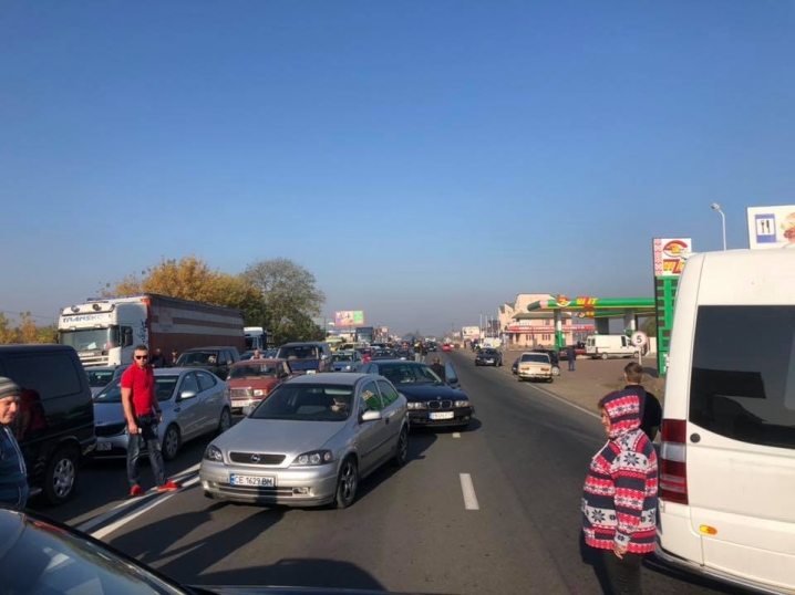 Перекриття триває третю добу – люди блокують рух на дорозі між Чернівцями та Путилою