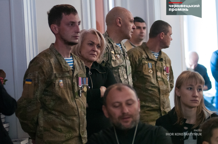 Чернівчанам презентували книгу про оборону луганського аеропорту