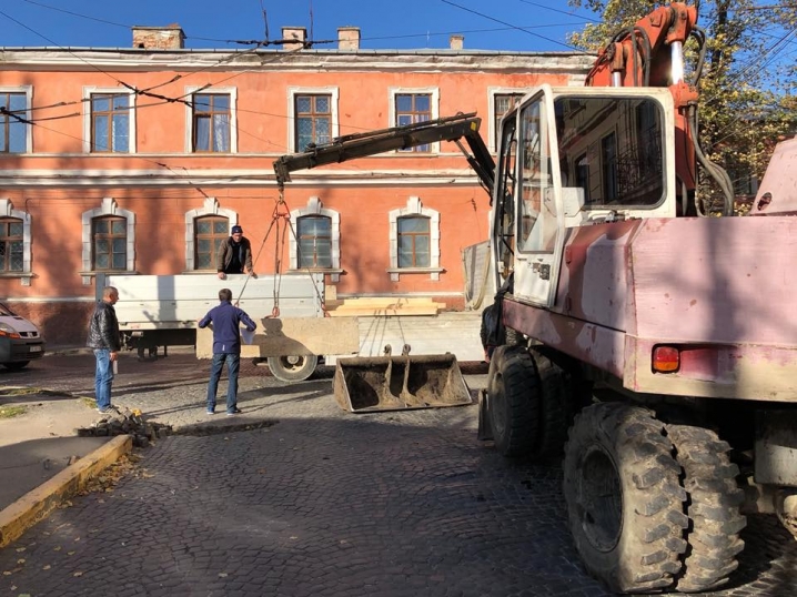У Чернівцях розпочали ремонт дороги на Соборній площі – змінено маршрути громадського транспорту