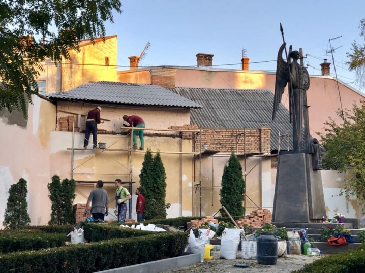 Лавиці та плитка із вишиванкою – як виглядатиме сквер біля пам’ятника Героям Буковинського куреня