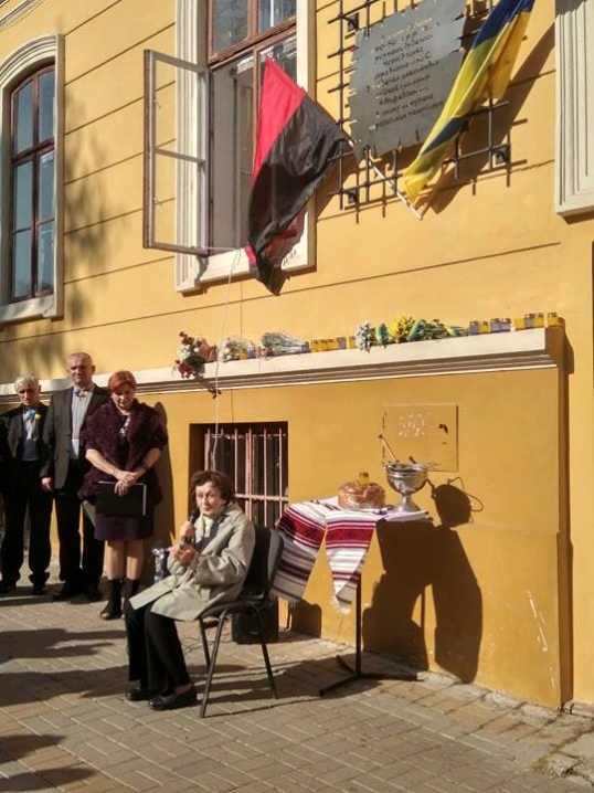 На фасаді краєзнавчого музею відкрили меморіальну дошку в пам'ять про політв'язнів, яких катували у НКВС