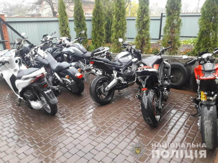 Крадені в Європі мотоцикли, які торік виявили у чернівчанина, повернули власникам-іноземцям