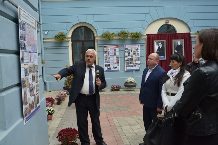 У Дворику Ратуші триває виставка «Буковинська Україна 100 років тому»