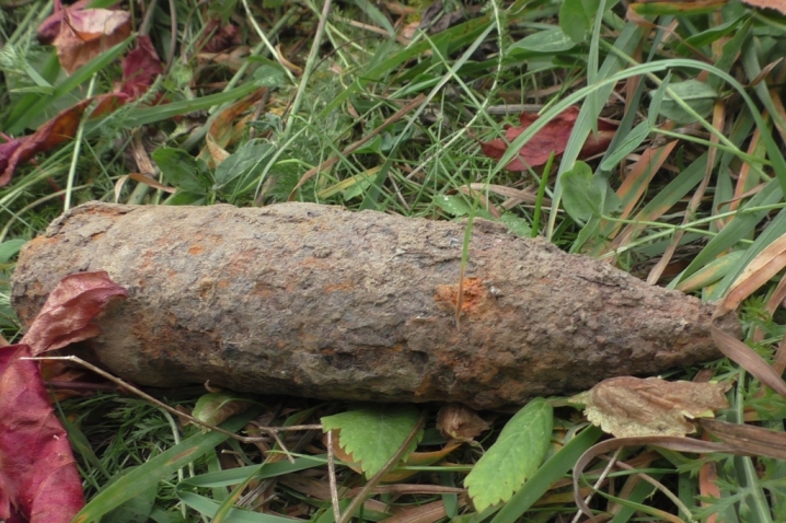 У Чернівцях на вулиці знайшли снаряд від зенітної установки