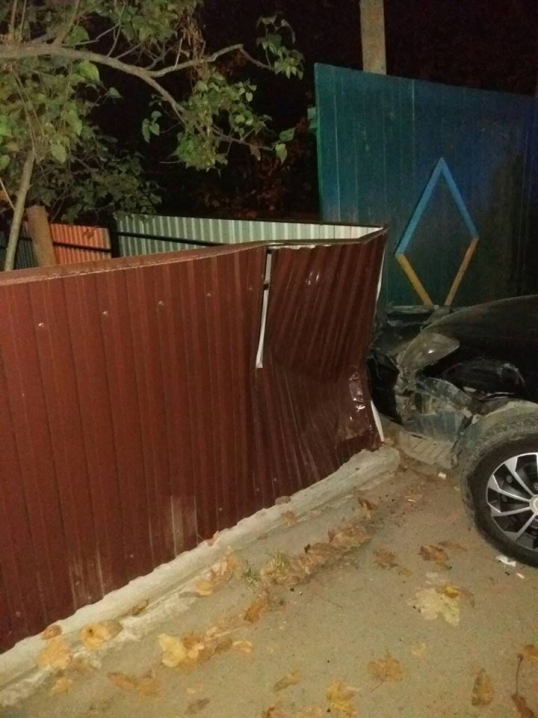 Нічна ДТП у Чернівцях – на вулиці Руській автівка врізалася в паркан