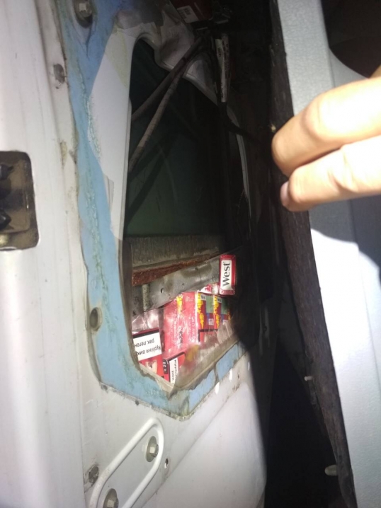 На Буковині громадянин Румунії позбувся мікроавтобуса через контрабанду цигарок
