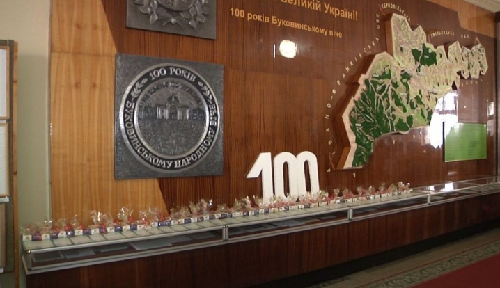 100-річчя Буковинського віча: у будинку з левами відкрили інсталяцію та погасили ювілейну марку