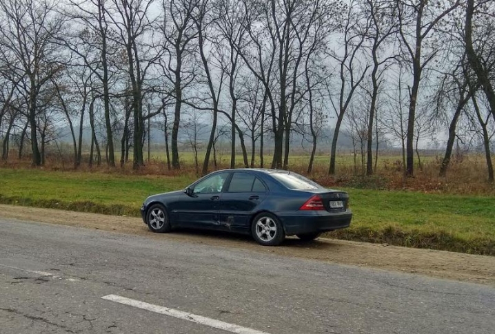Аварія поблизу Сторожинця – «BMW» зніс бетонну електроопору
