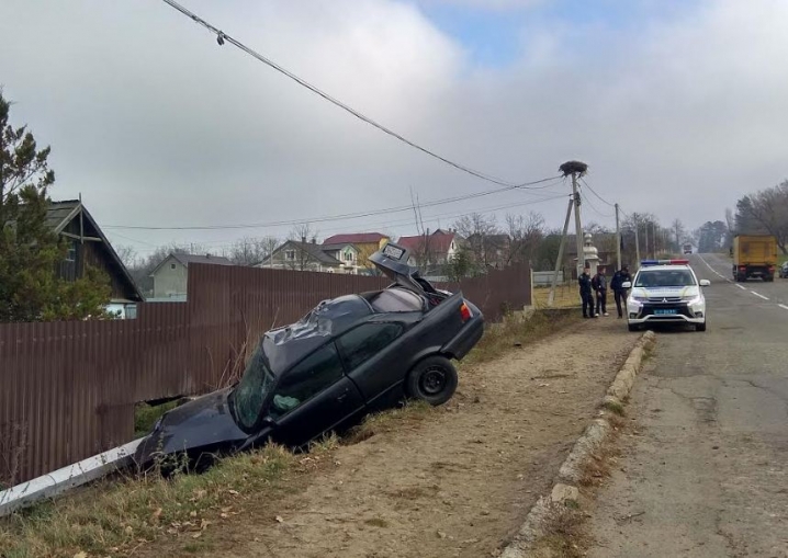 Аварія поблизу Сторожинця – «BMW» зніс бетонну електроопору