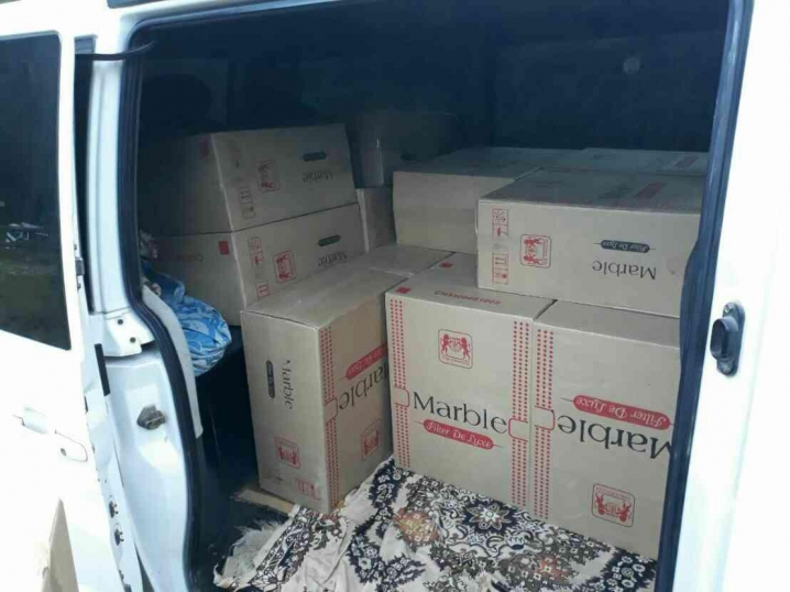 Буковинець намагався проїхати до Румунії вщерть запакованим цигарками мікроавтобусом