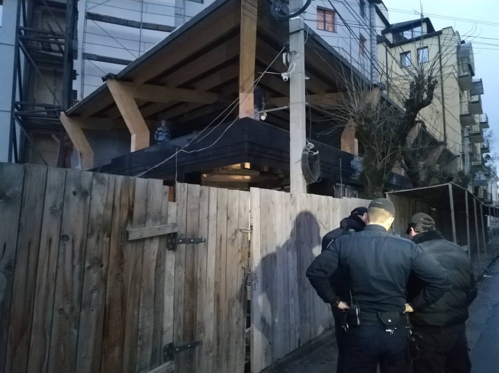 Незаконне будівництво на 28 Червня триває, робітники зруйнували двір сусіднього дому