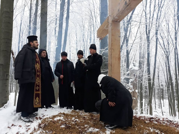 На Буковині у Чорнівському лісі встановили пам’ятний хрест розстріляним оркестрантам УПА