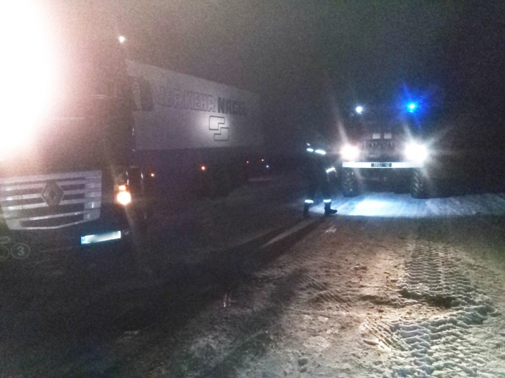 На Буковині рятувальники відбуксирували дві вантажівки та карету «швидкої»