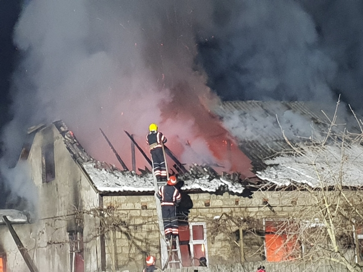 Пожежа у Новоселиці: господар будинку отримав серйозні опіки