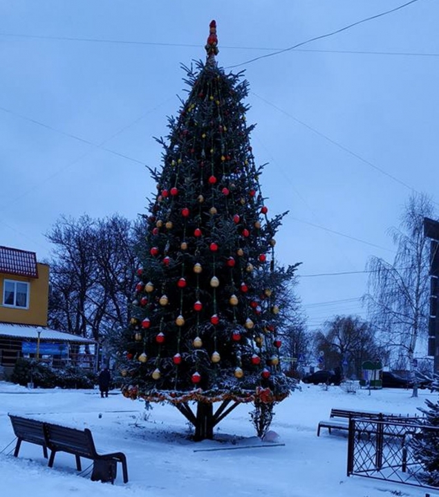 У спальних районах Чернівців уже прикрасили новорічні ялинки
