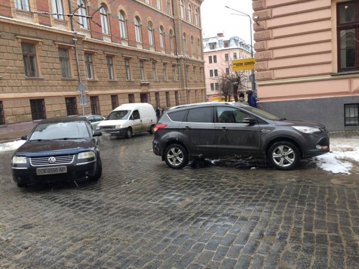 У центрі Чернівців затори через припарковане авто