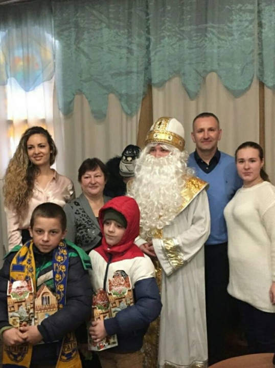 Віталій Михайлішин вручив подарунки малюкам із багатодітних родин