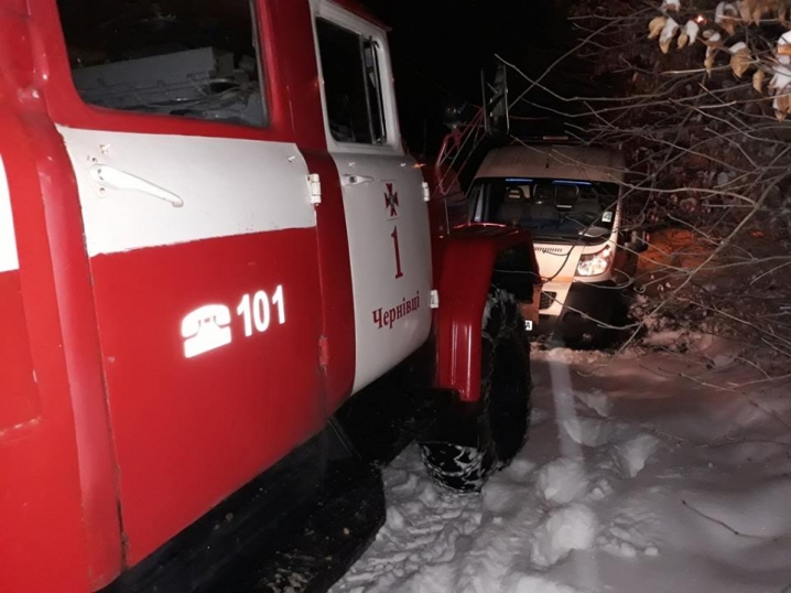 На Цецино рятувальники витягали із снігового замету карету «швидкої»