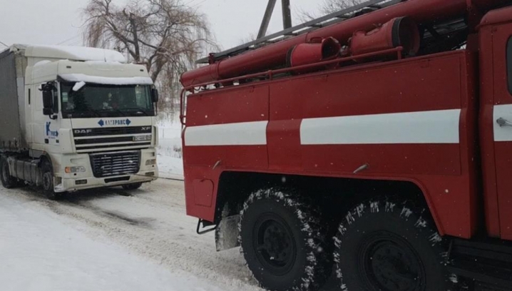 На Цецино рятувальники витягали із снігового замету карету «швидкої»