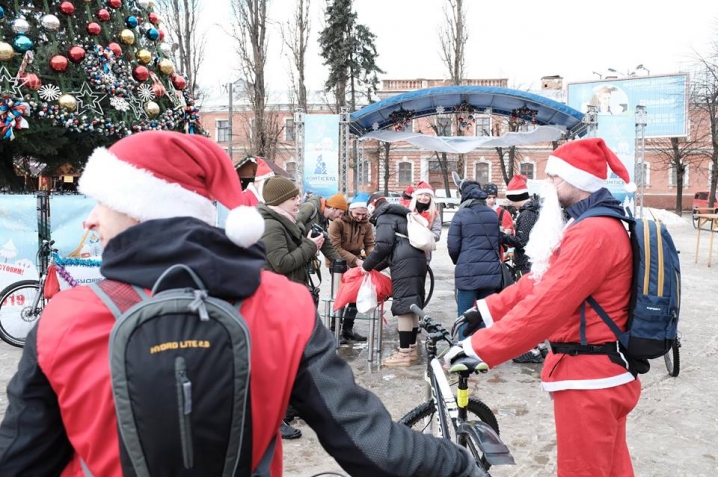 Діди Морози на велосипедах проїхалися вулицями Чернівців