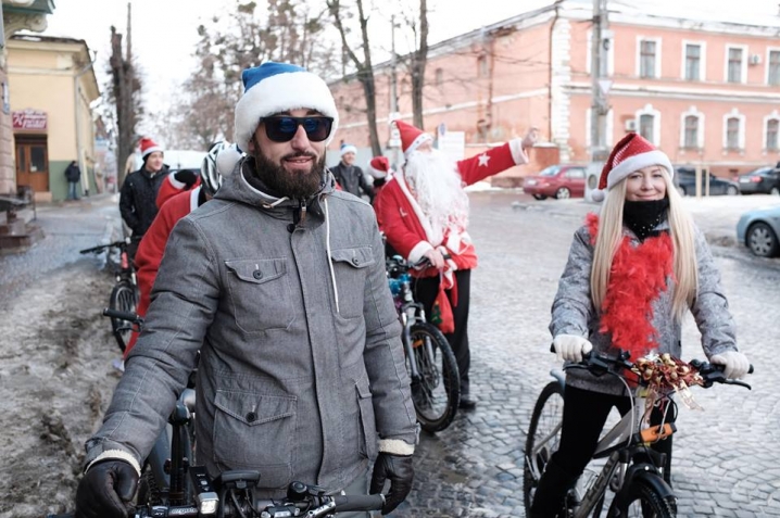 Діди Морози на велосипедах проїхалися вулицями Чернівців