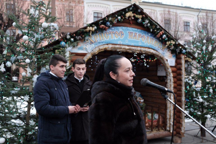 У Чернівцях на Центральній площі відкрили Різдвяну шопку