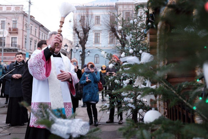 У Чернівцях на Центральній площі відкрили Різдвяну шопку