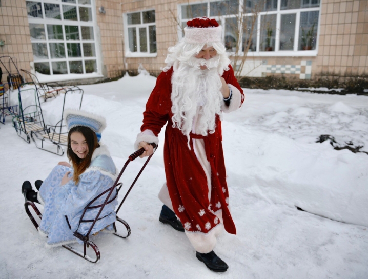Олег Ляшко і його донька Влада попрацювали Дідом Морозом та Снігуронькою