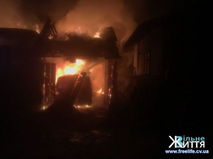 У Кіцмані на пожежі згорів мікроавтобус