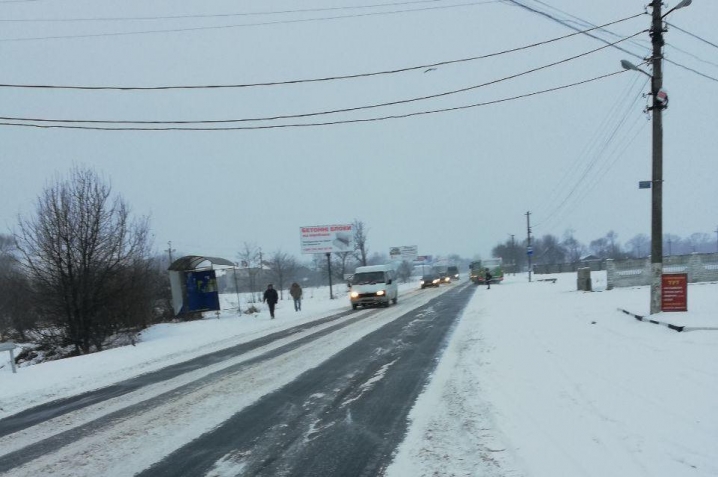 Засніжено і слизько – у поліції розповіли про ситуацію на дорогах Буковини