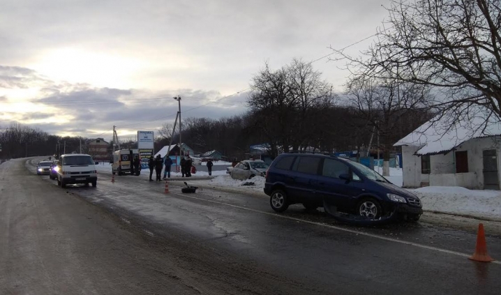 На Буковині внаслідок ДТП одна з автівок знесла стовп