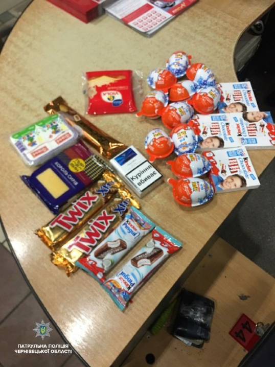У Чернівцях чоловік украв із супермаркету «Кіндер-сюрпризи» та шоколадні батончики