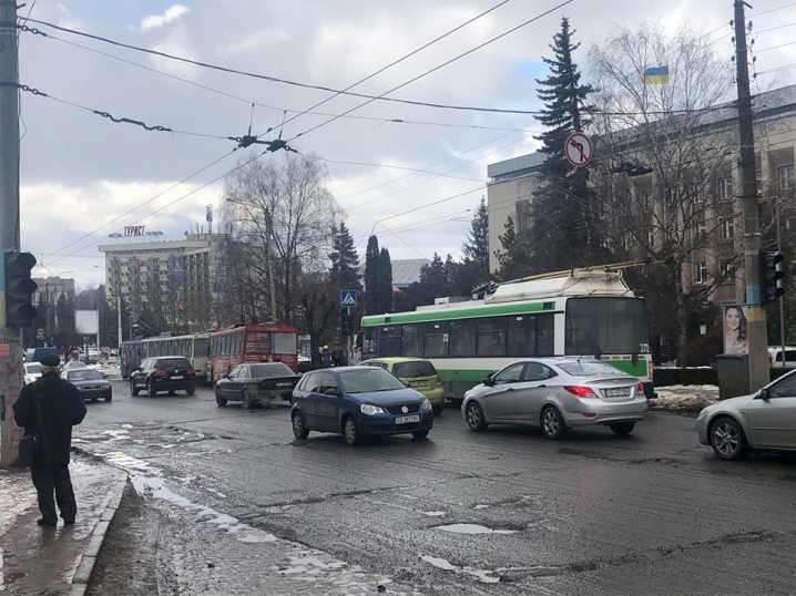 На Героїв Майдану зупинилися тролейбуси – в районі немає світла