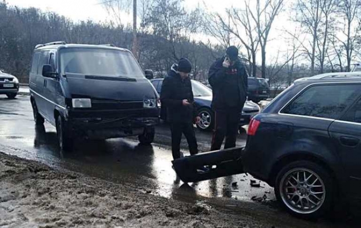 Бампер залишився на автівці попереду – на вулиці Калинівській трапилася ДТП