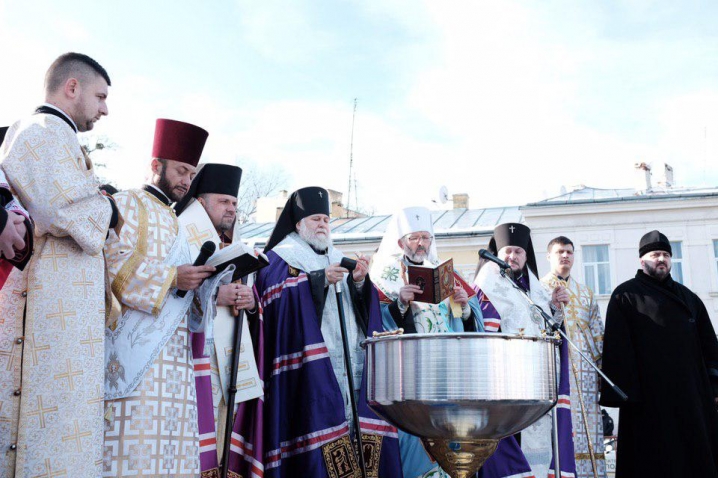 У Чернівцях освятили воду на площі Пресвятої Марії