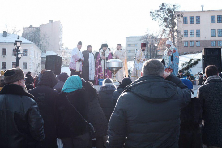 У Чернівцях освятили воду на площі Пресвятої Марії