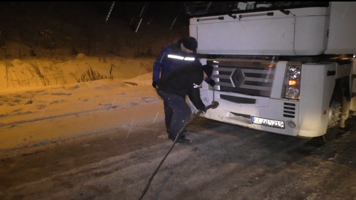 На Буковині рятувальники визволяли вантажівки зі снігового полону