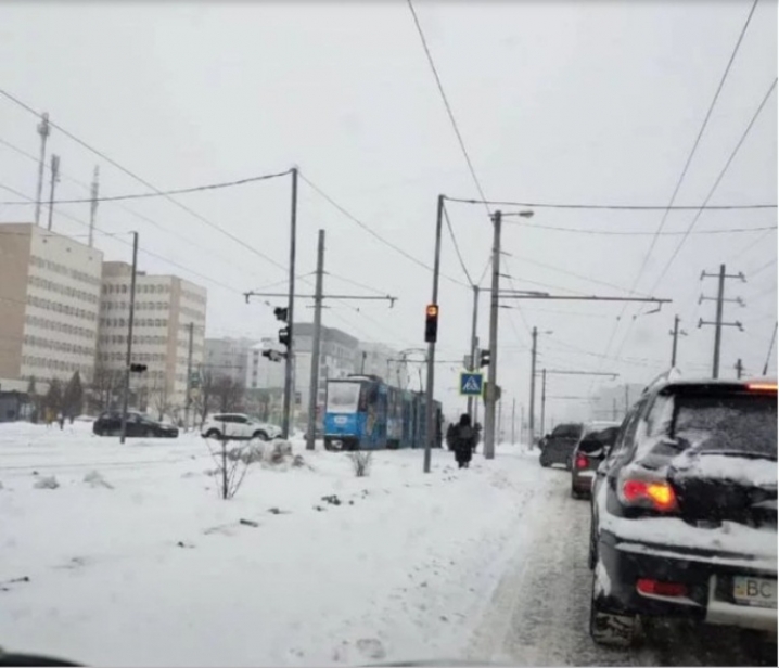 Затори і каша під колесами: міста Західної України паралізувала снігова негода