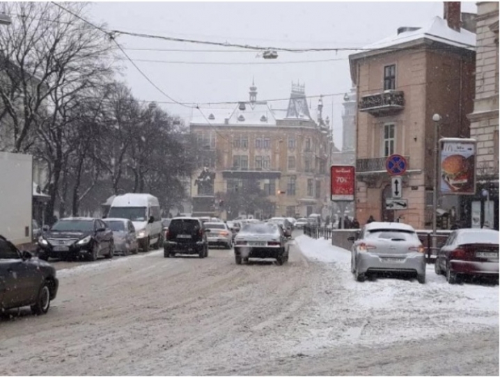 Затори і каша під колесами: міста Західної України паралізувала снігова негода