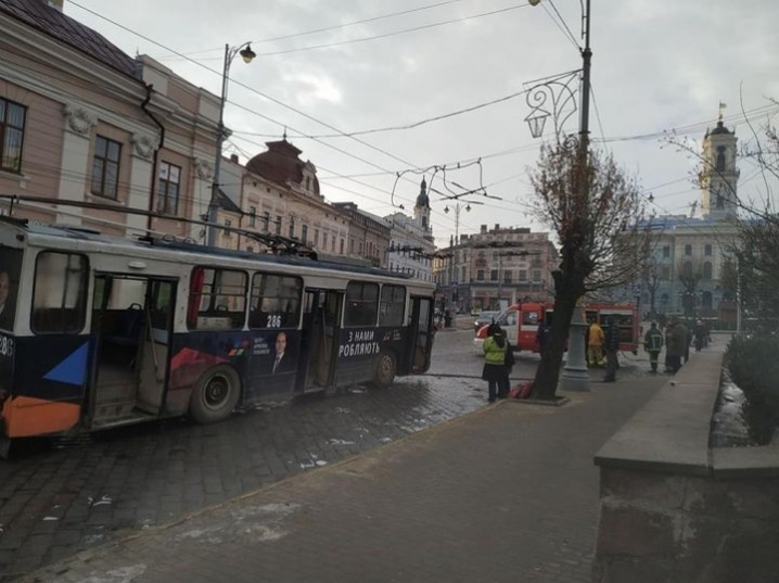Стало відомо, чому спалахнув тролейбус у центрі Чернівців