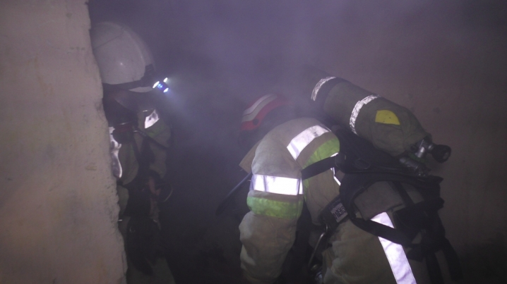 У Чернівцях пожежники врятували безхатченка з охопленого вогнем будинку
