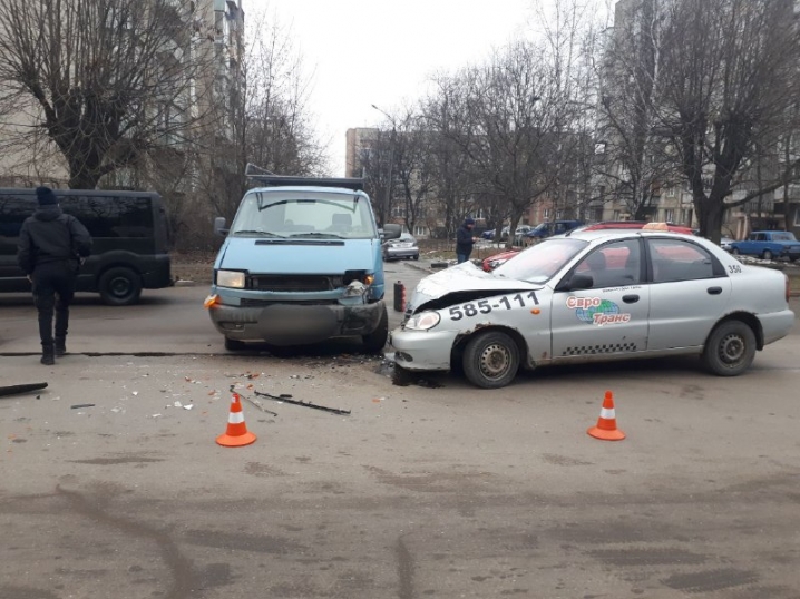 У Чернівцях зіткнулися таксі та бус: водіїв забрала «швидка»