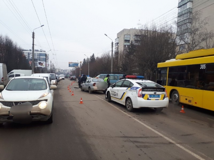 У Чернівцях зіткнулися таксі та бус: водіїв забрала «швидка»
