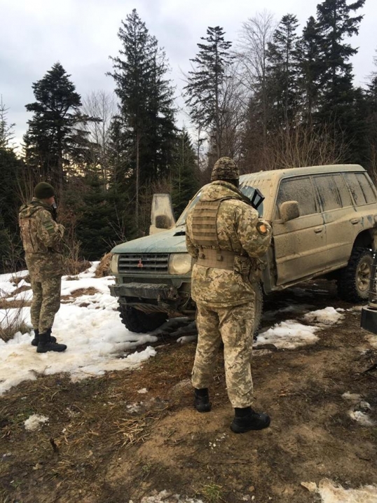 На Буковині біля кордону з Румунією виявили покинуту іномарку