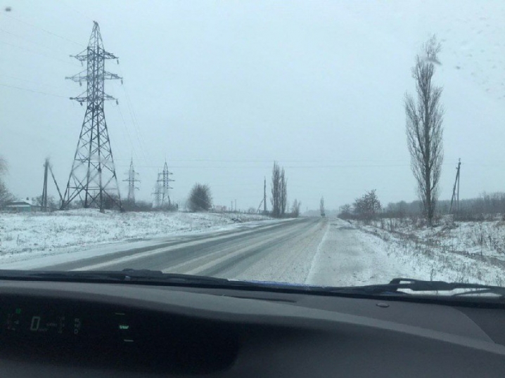 Сніг та ожеледиця: патрульні розповіли про стан доріг на Буковині