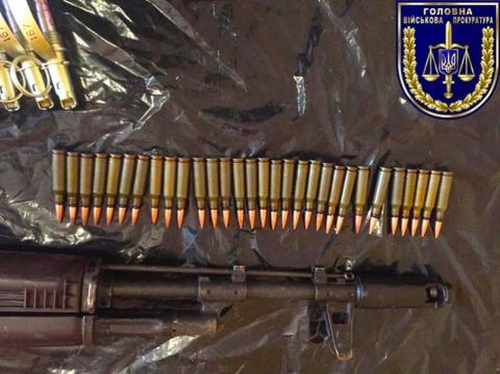 Офіцера військової частини на Буковині викрили у збуті боєприпасів і зброї